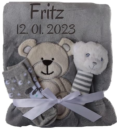 Personalisierte Babydecke mit Namen und gratis Babyrassel oder Babysocken. Perfektes Geschenk zur Taufe oder Geburt.