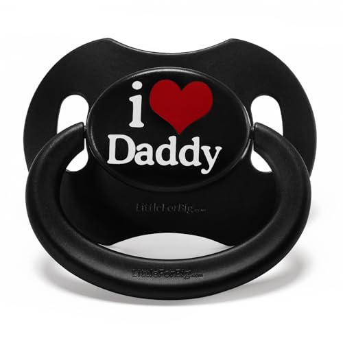 Entdecke den LittleForBig Generation II Schnuller in Erwachsenengröße, I Love Daddy Muster, Schwarz. Ideal als Geschenk!
