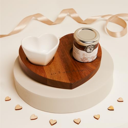 Romantisches Hochzeits-Gastgeschenk: Herzförmiges Holztablett mit köstlicher Haselnusscreme - Perfekt verpackt!